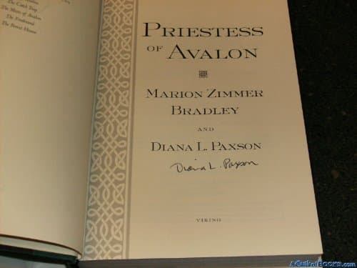 Book cover for Priestess of Avalon (Avalon, Book 4) by Marion Zimmer Bradley